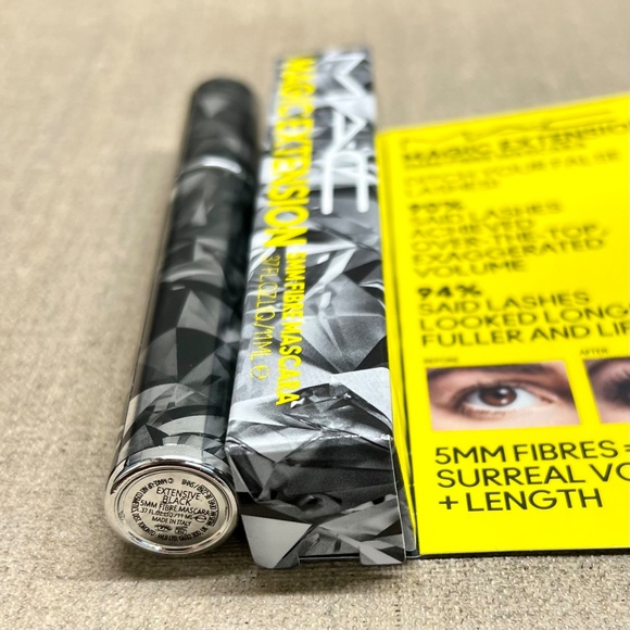 MAC Magic Extension 5mm Fibre Mascara in Extensive Black - Picture 3 of 5